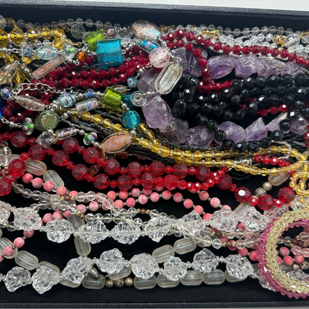 Beautiful vintage necklace lot